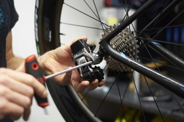 How to Install a Rear Derailleur and Remove the Old One